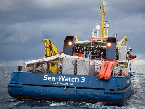 Doni per i migranti della Sea Watch: restituiti o indirizzati ad altri progetti